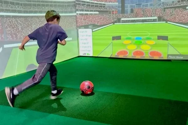 Sports simulator experience with virtual golf gameplay